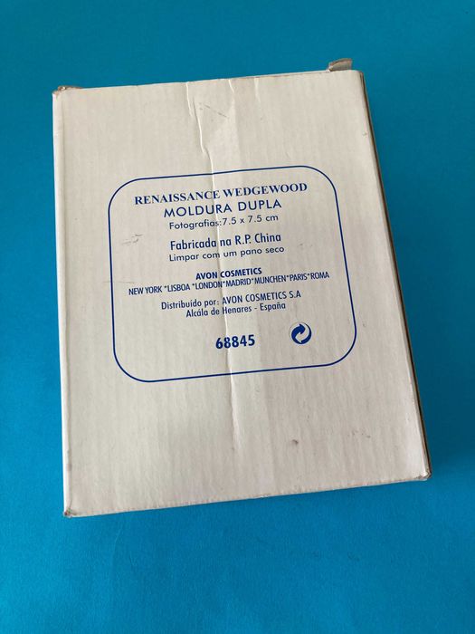 Moldura em cerâmica de parede Renaissance da marca Avon Antiga