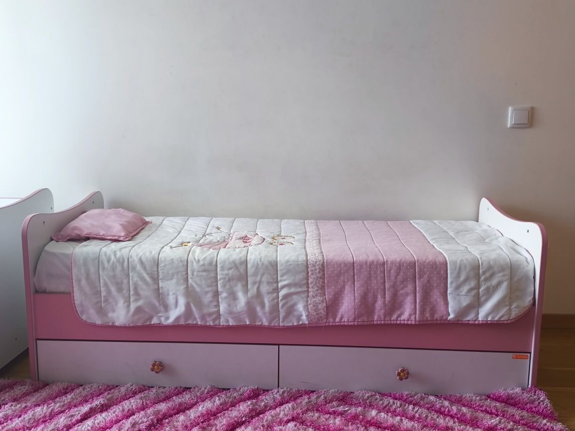 Quarto de menina rosa e branco