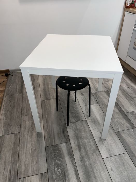 Rozkładany biały stół