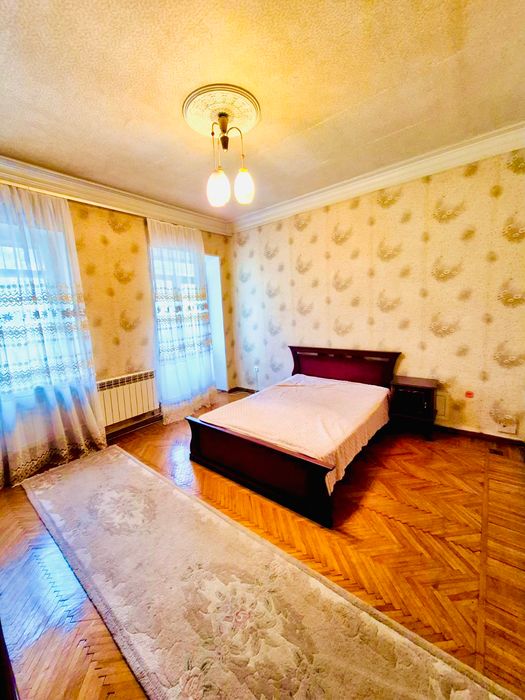 Продам елітну трикімнатну квартиру в центрі міста - 100 м².