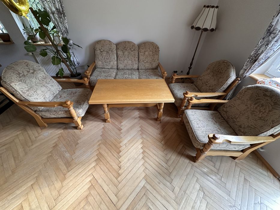 Dębowy zestaw wypoczynkowy sofa z funkcją spania, trzy fotele i stolik