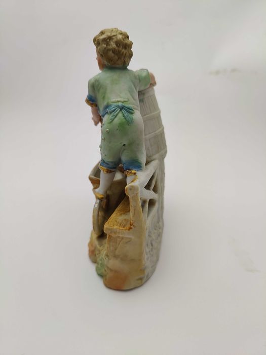 Фарфоровая статуэтка "Мальчик с бочкой". Германия