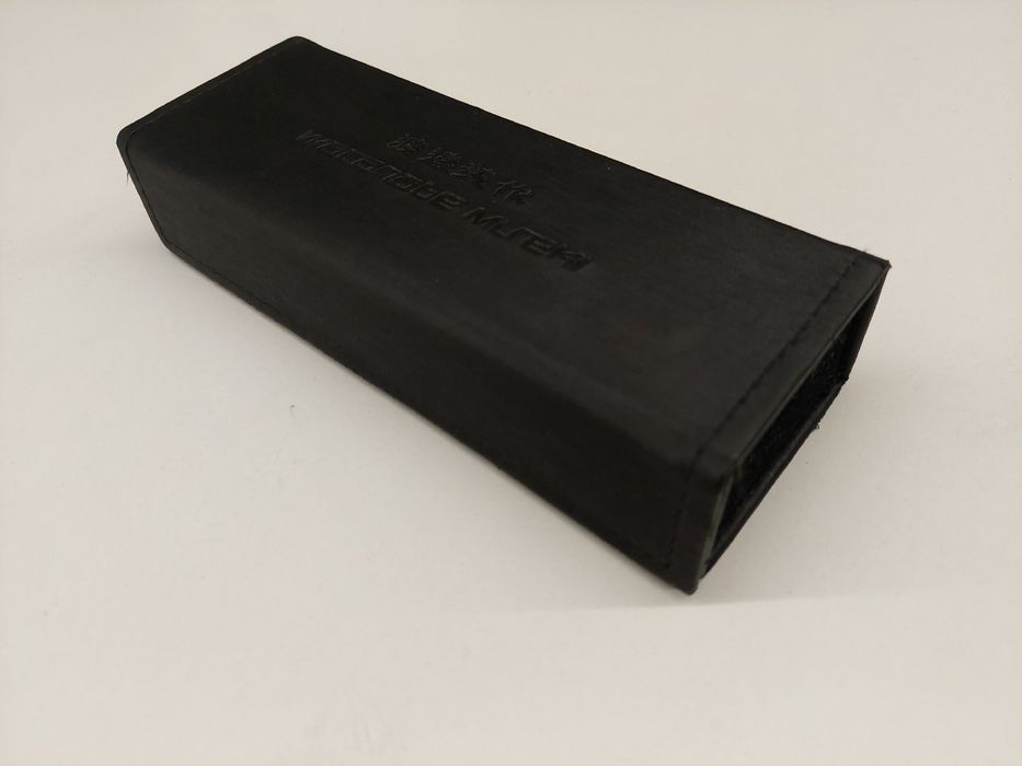 Składane czarne etui na okulary