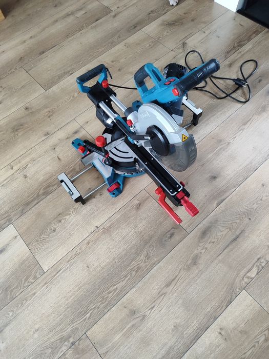 Piła ukosowa z posuwem Erbauer 1400w, tarcza 216mm, laser, LED