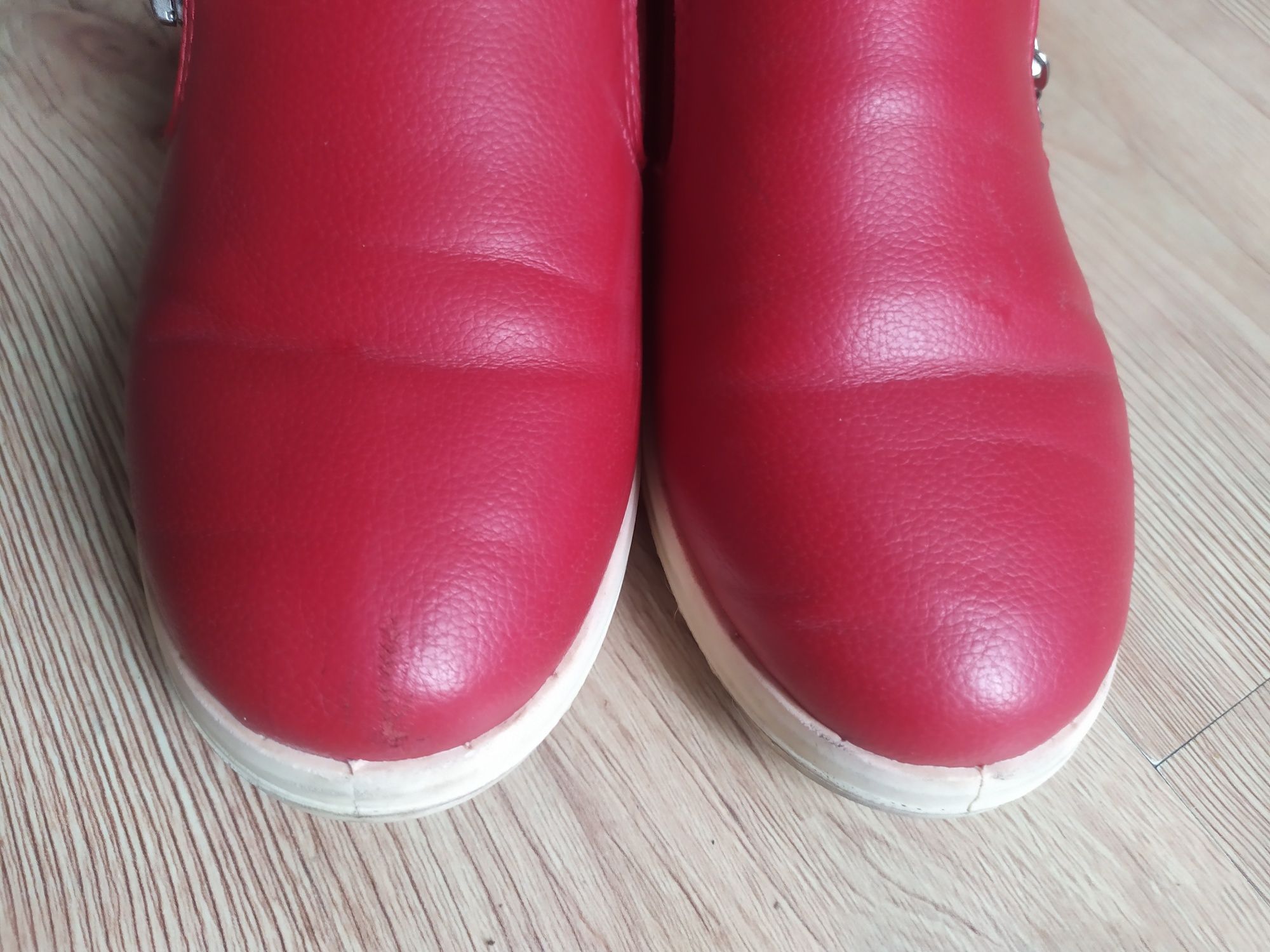 Buty botki damskie czerwone rozmiar 38 długość wkładki 24,5 cm .