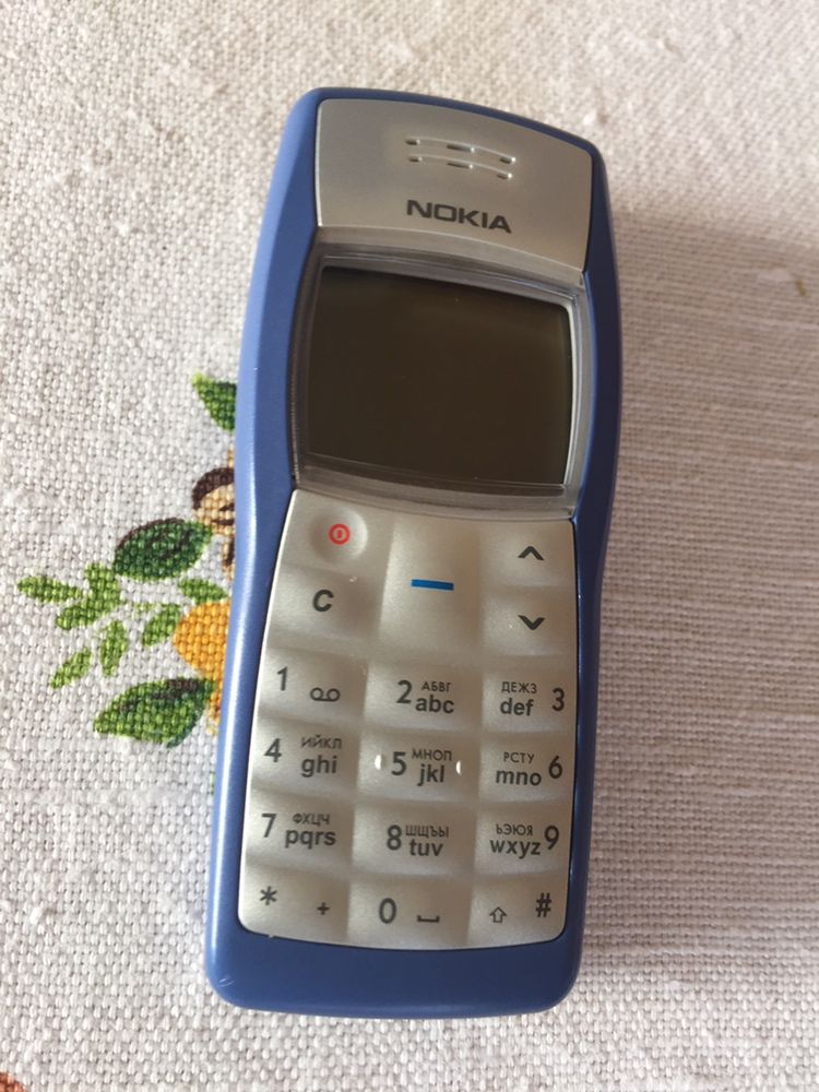 Nokia 1100 - GERMANY . ORIGINAL .