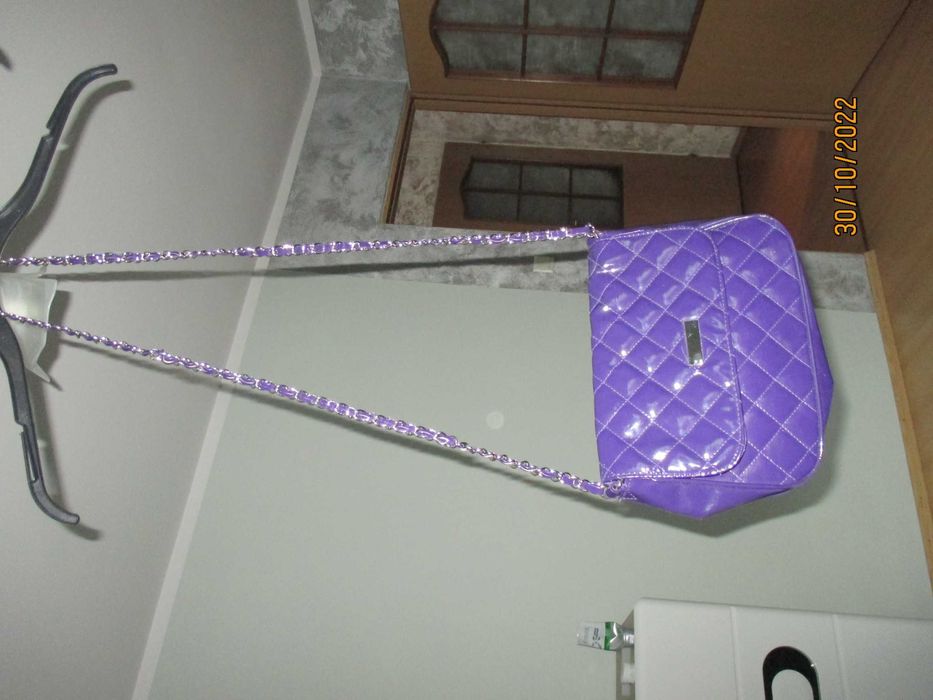 torebka lakierowana na łańcuszku