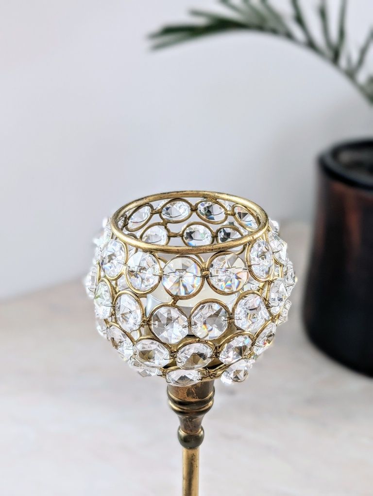 Świecznik z kryształkami na złotej metalowej podstawie