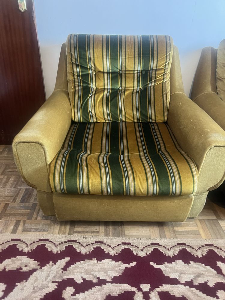 Sofá de tres lugares com duas poltronas