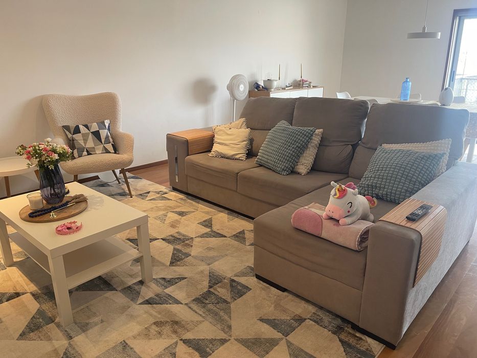 Sofá com chaise e banquetas