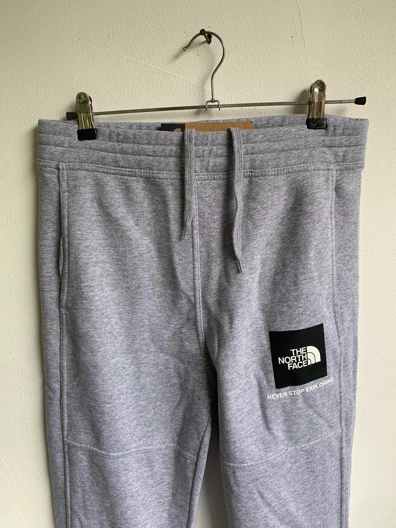 Dresy Joggersy The North Face szare box logo bawełniane 100%