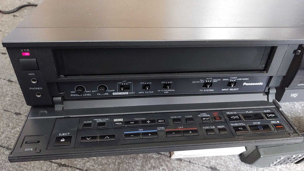 Magnetowid Panasonic NV-F65HQ z kasetami VHS Sony/BASF/AKAI/Panasonic