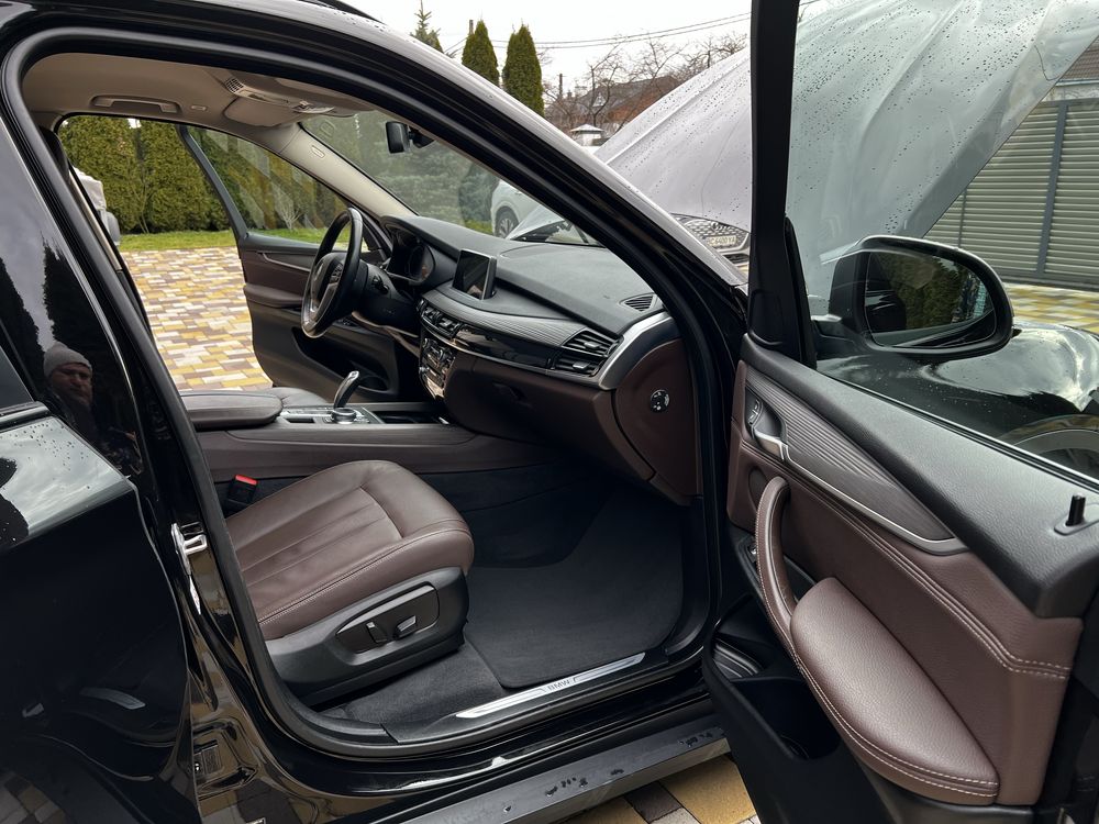 BMW X5 F15 чорного кольору