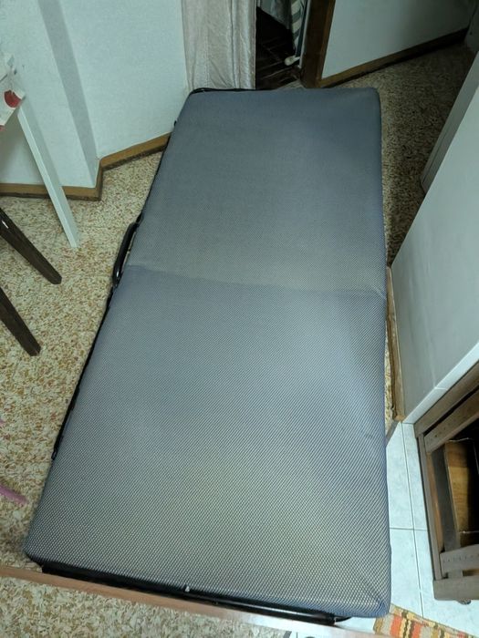 Cama de solteiro/dobrável. Como nova,usadas poucas vezes.