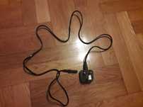 Kabel zasilający starszego typu z końcówką angielską.