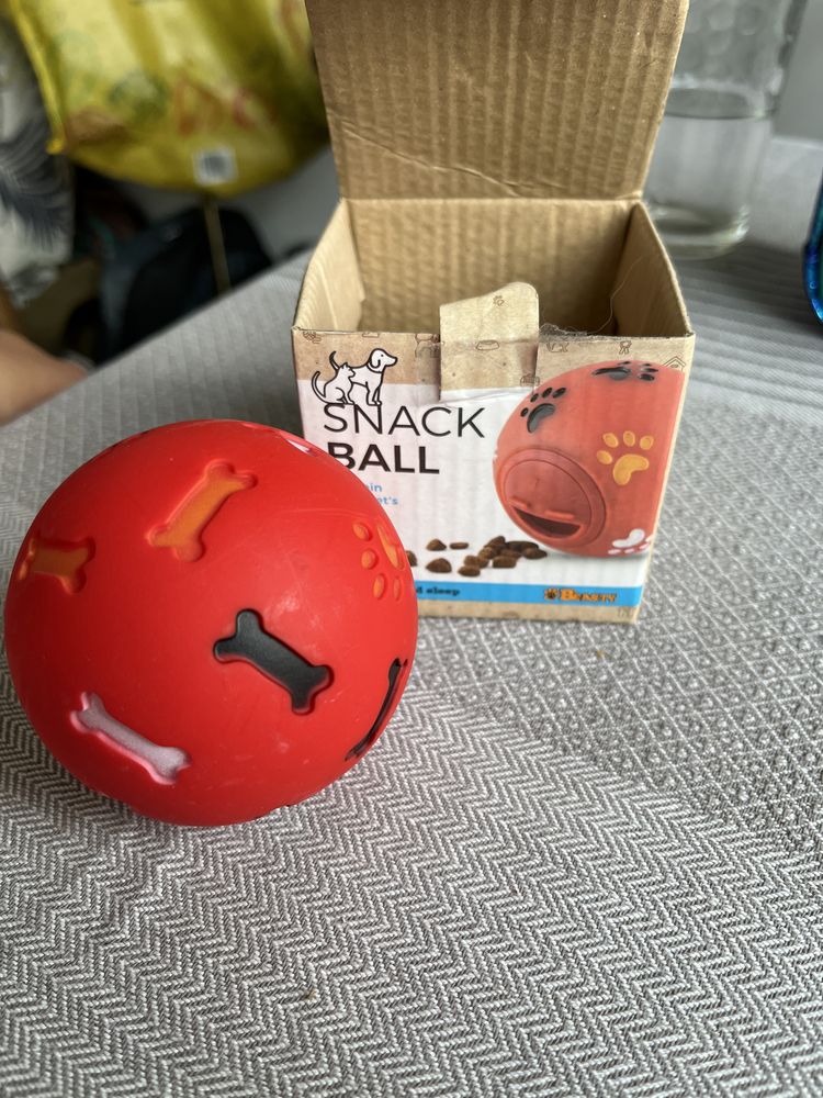 Piłka na smakołyki - snack ball czerwona, raz użyta 8cm