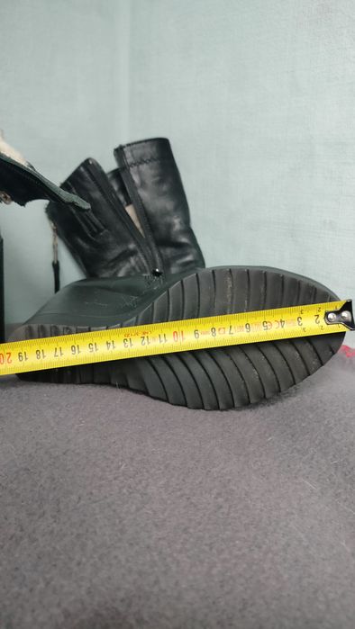 Продаються жіночі зимові ботинки