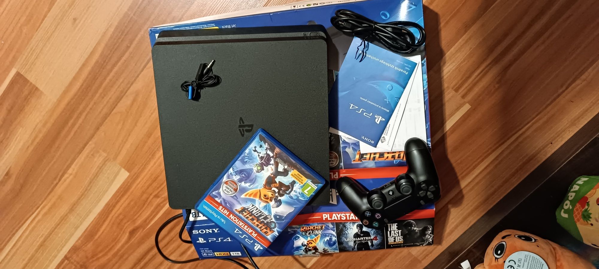 Sprzedam konsola ps4 slim PlayStation 4 slim 1 terabajt