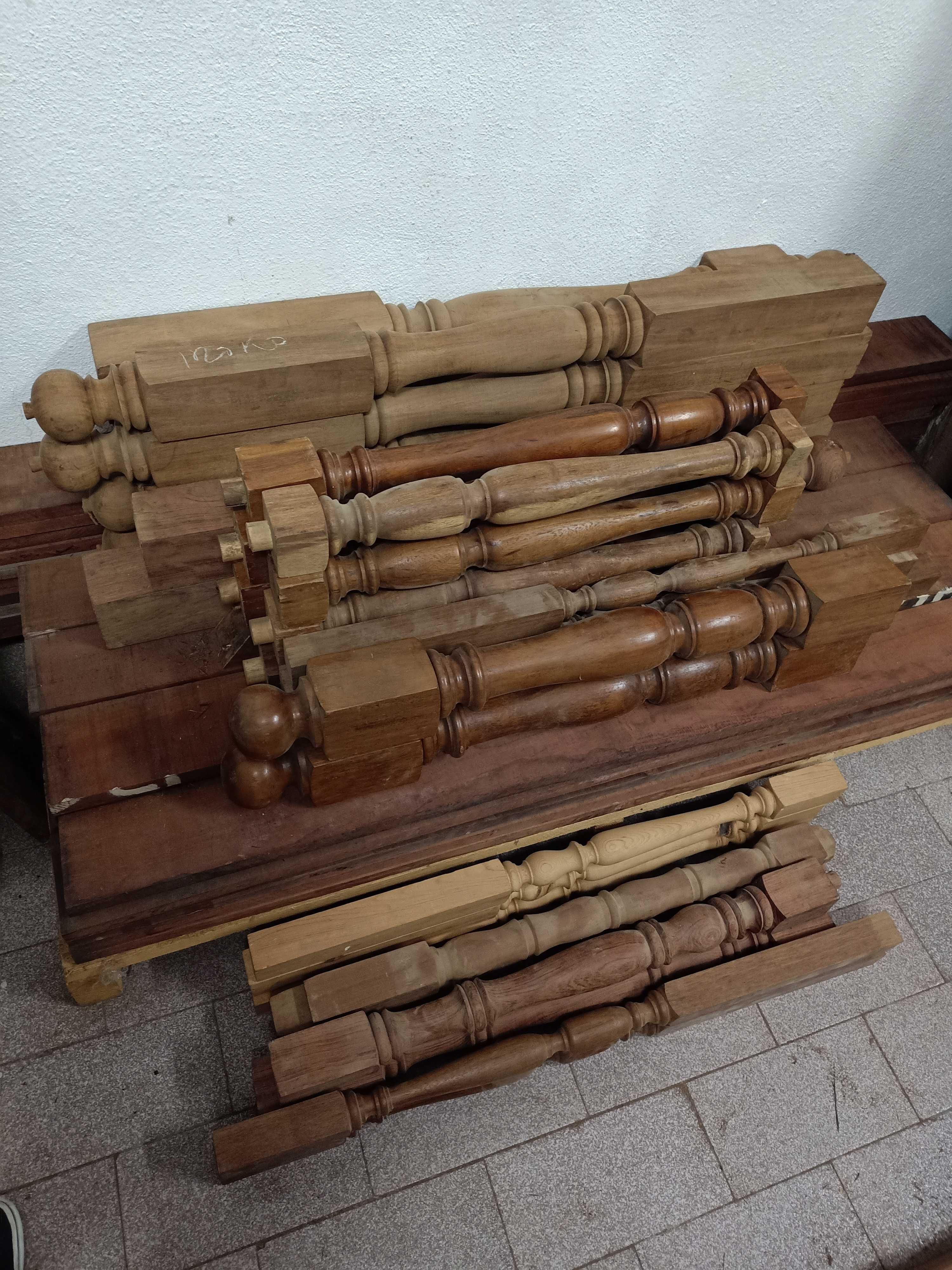 30 Pilares de madeiras para escadas / Balaústre – com 30 anos