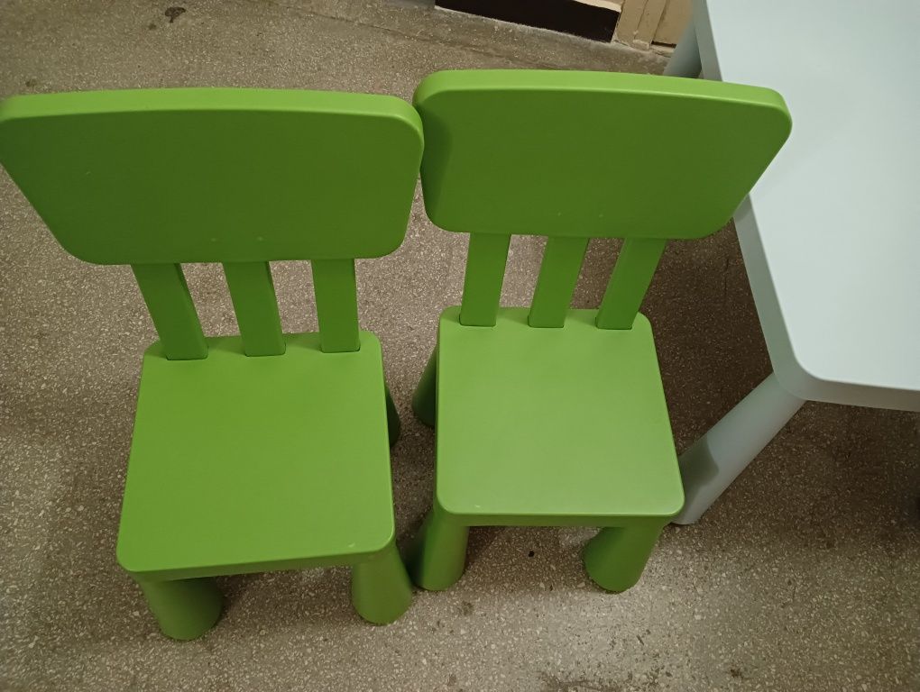 Stolik Ikea Mamut dla dzieci plus krzesełka