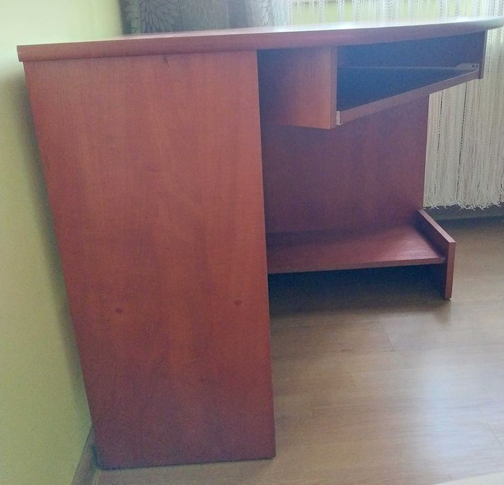 Drewniane biurko narożne