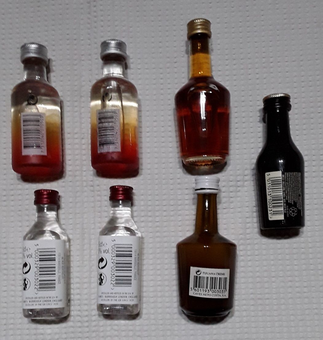 Bebidas em miniatura para colecção, ainda fechadas