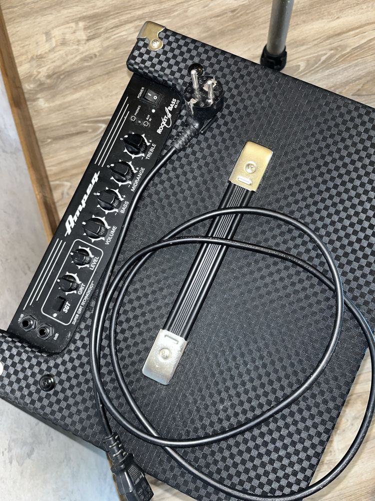 Комбопосилювач для бас-гітари Ampeg Rocket Bass 110 30Вт