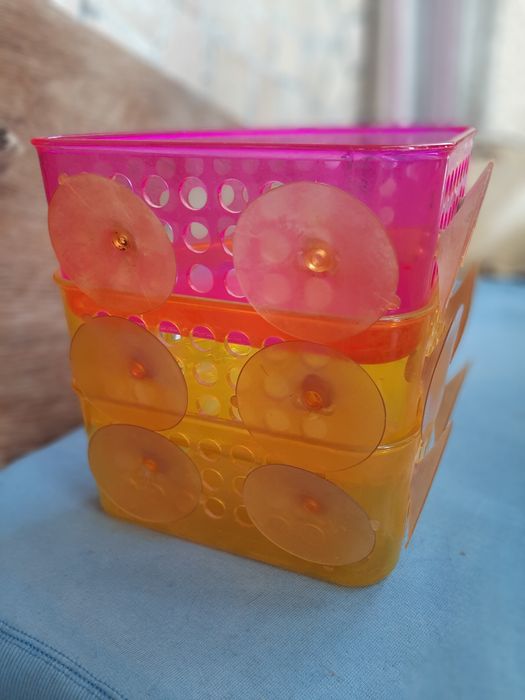 Полки пластмасові для ванної кімнати на липучках.