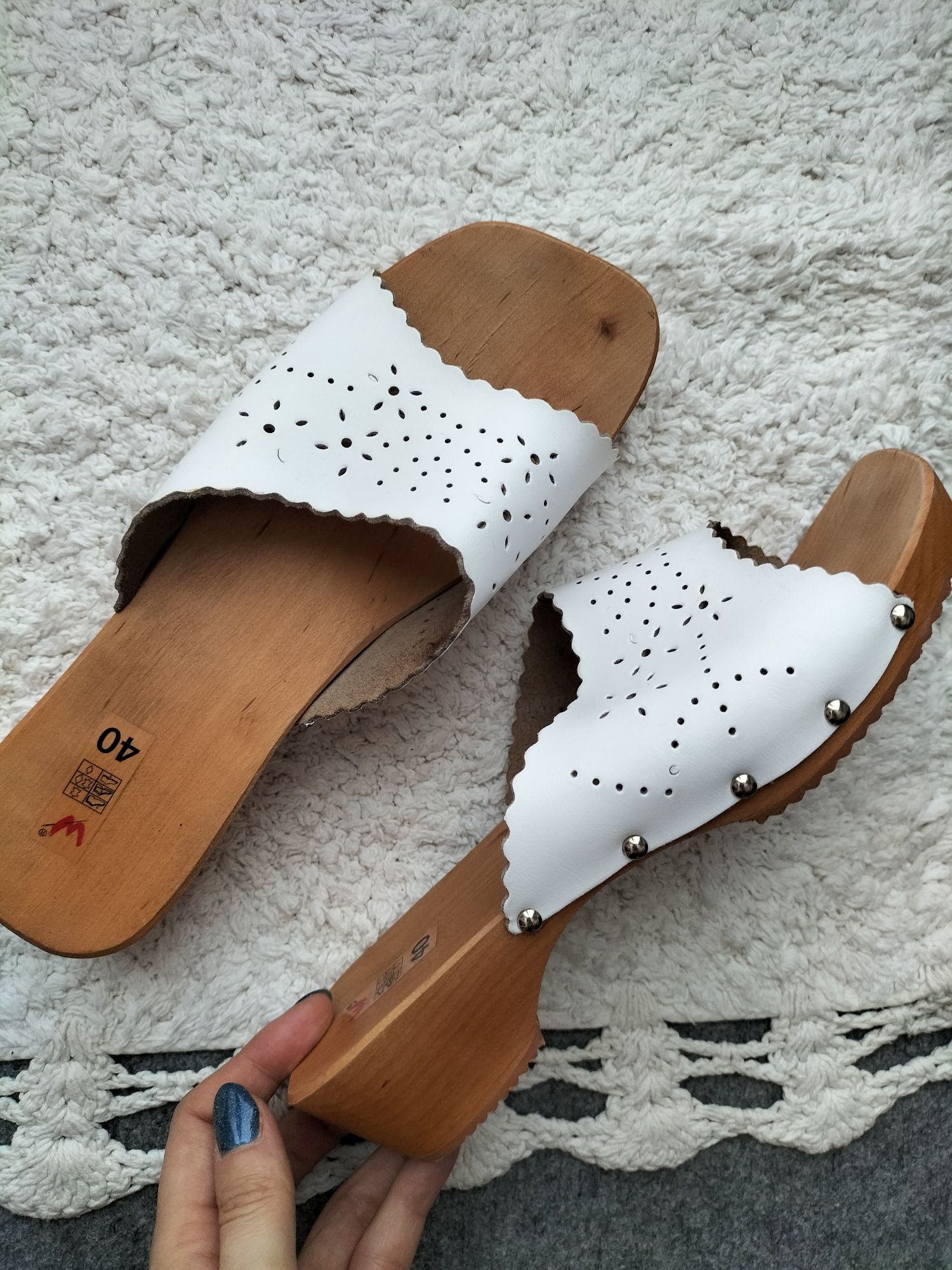 Skórzane klapki mule vintage retro Pinterest Vogue Paris