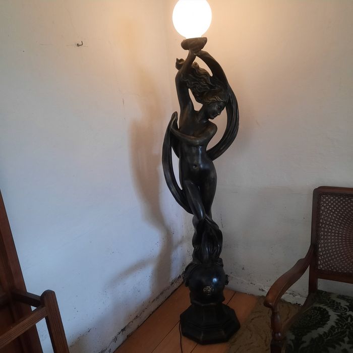 Piękna lampa podłogowa rzeżbiona postać kobiety