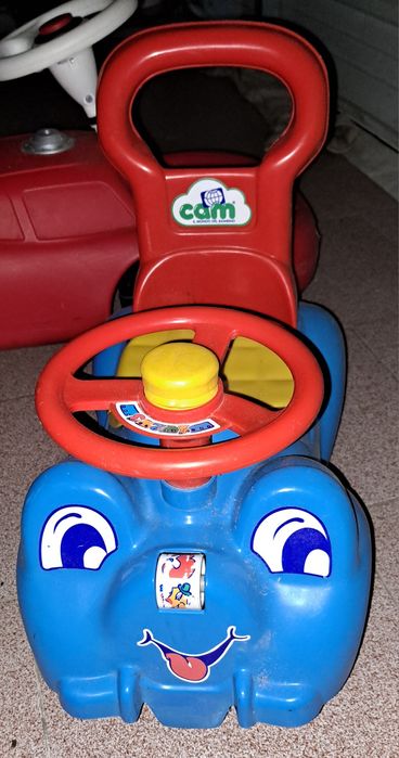 Carrinhos e bicicleta criança