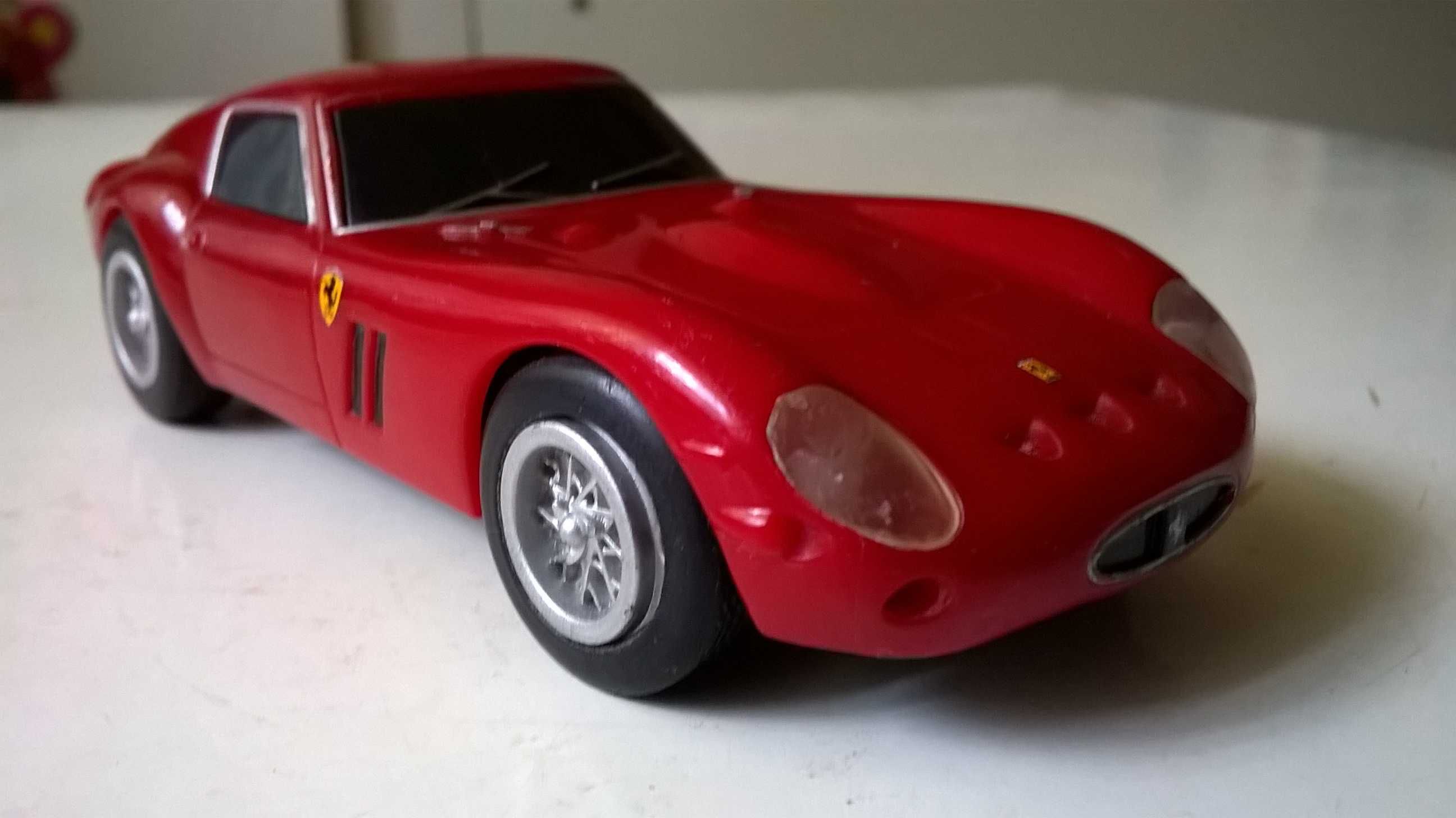 FERRARI 250 GTO, model metalowo-plastikowy, skala 1:38