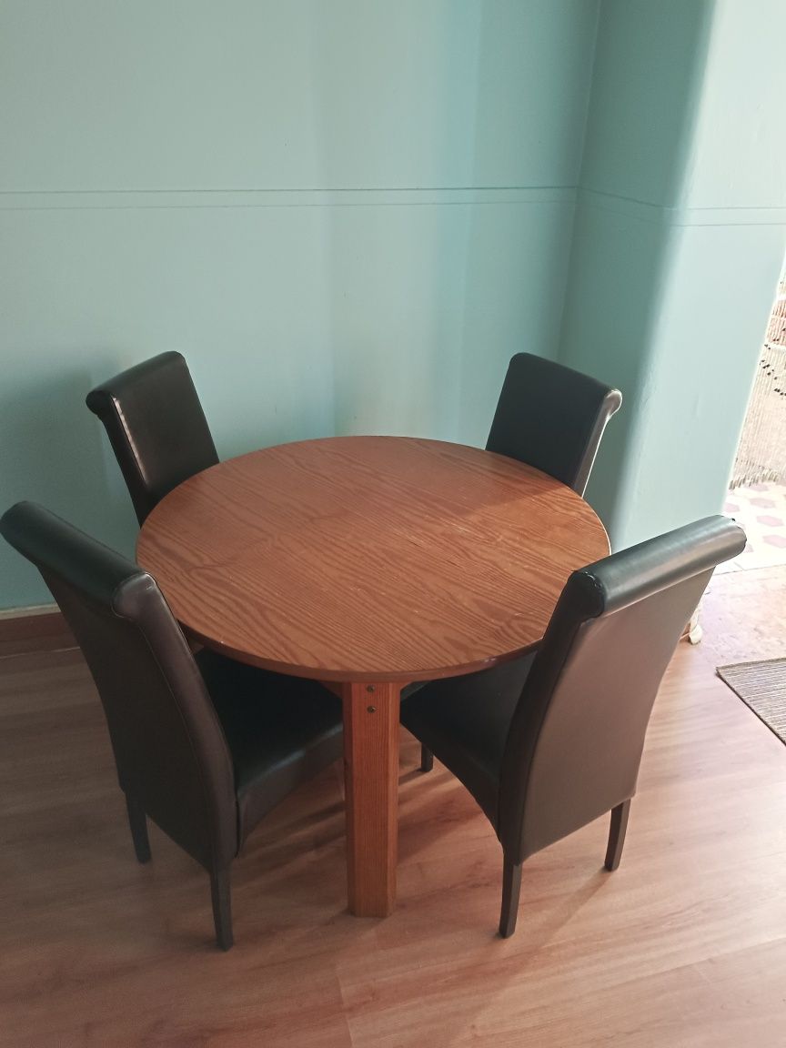 Mesa extensível com cadeiras