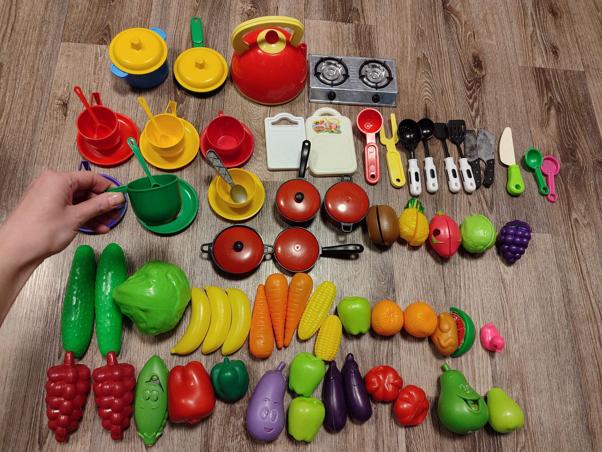 Детская посуда и фрукты овощи