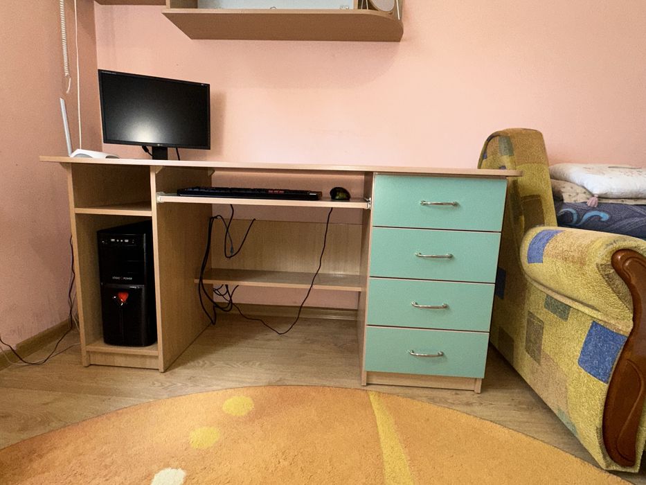 Меблі для спальні або дитячої кімнати.