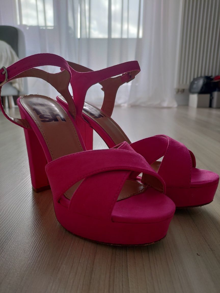 Buty na koturnie