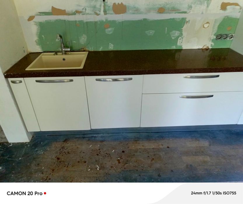 Кухня з вбудованою  духовкою і мікрохвильовкою  ( в робочому стані)