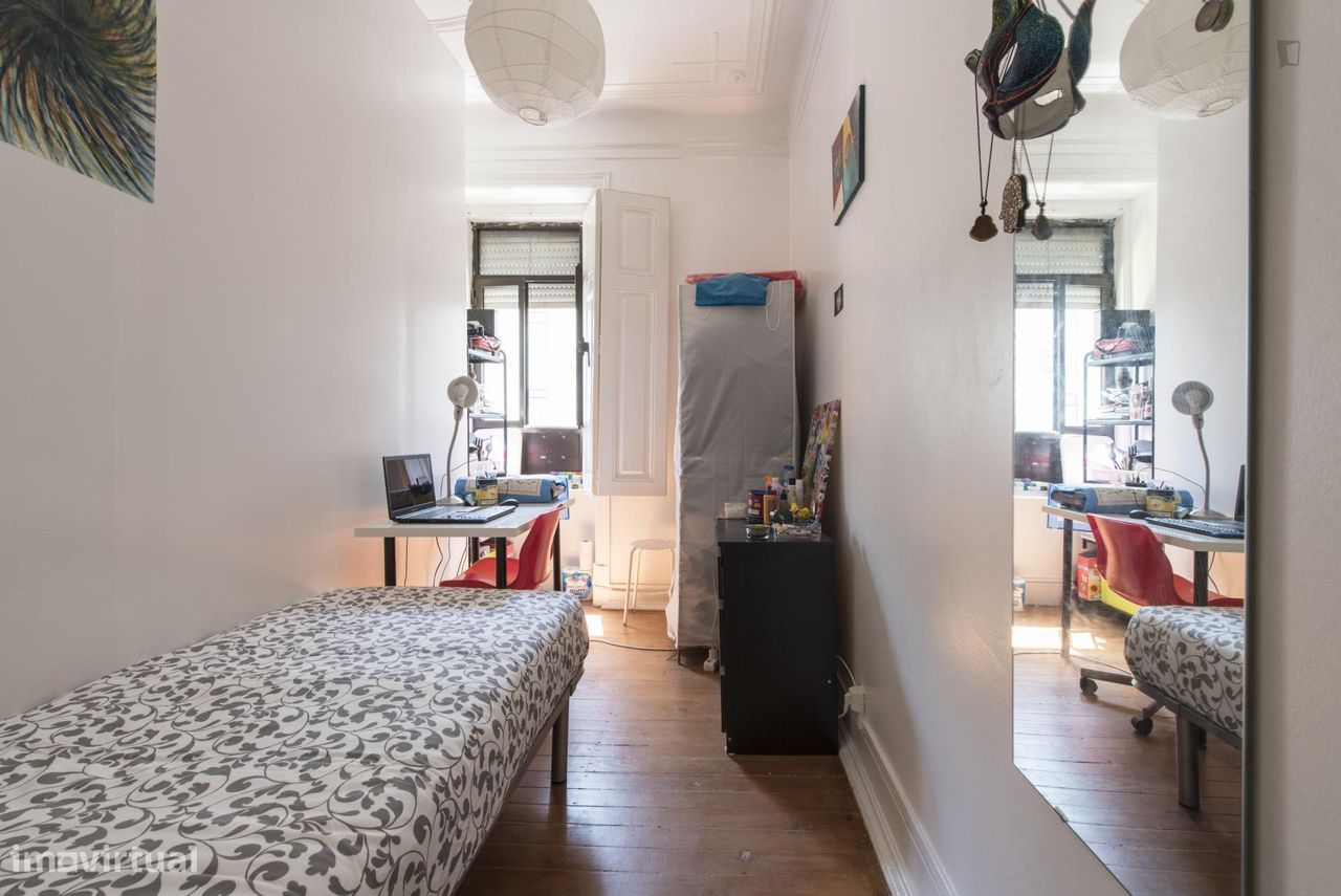 1496 - Quarto com cama de solteiro em...