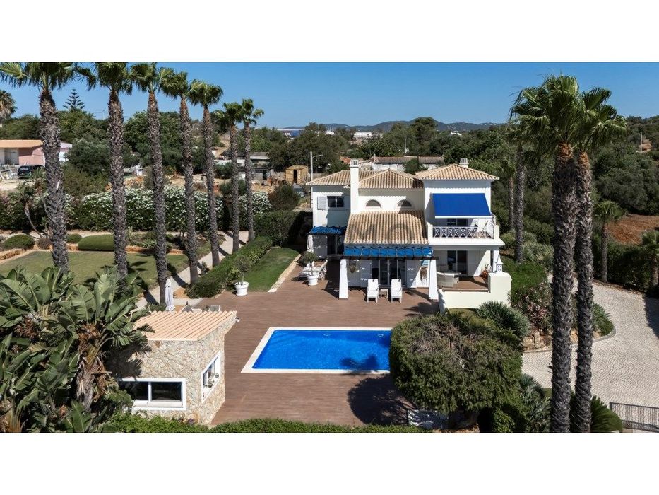 Moradia V5 com Piscina, Pomares e Vista Campo em Pechão