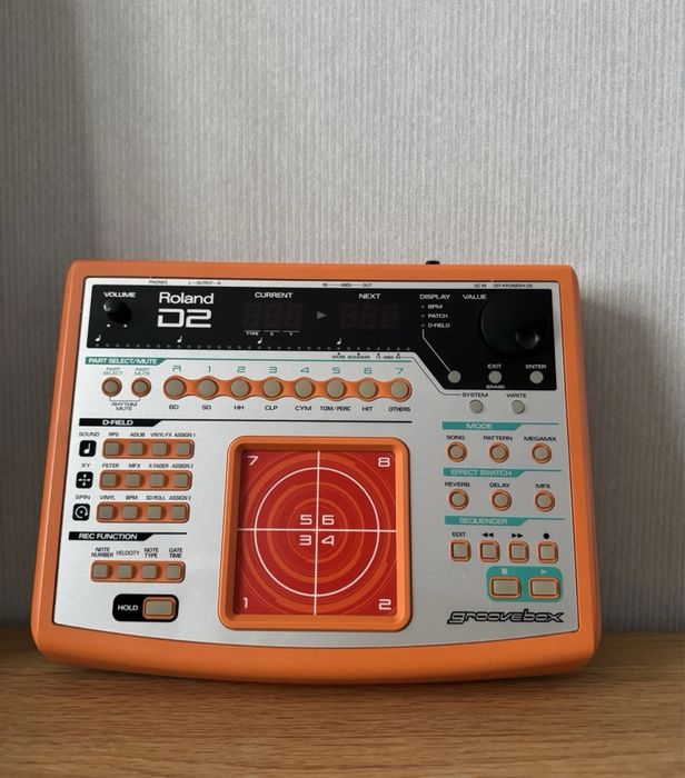 Roland D2 Groove Box