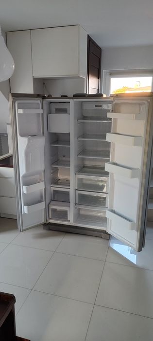 Lodówka dwudrzwiowa z kostkarką lodu