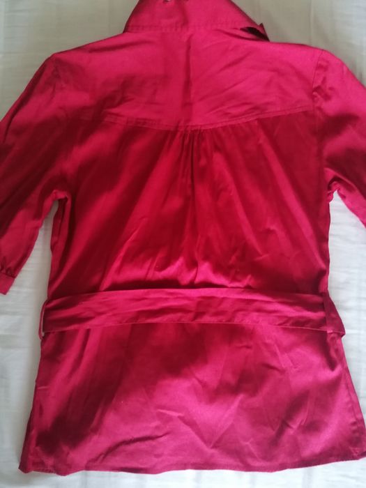 Blusa com cinto bordeaux