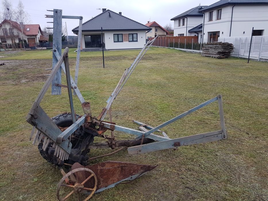Zabytkowa kosiarka ,,Przodowniczka''