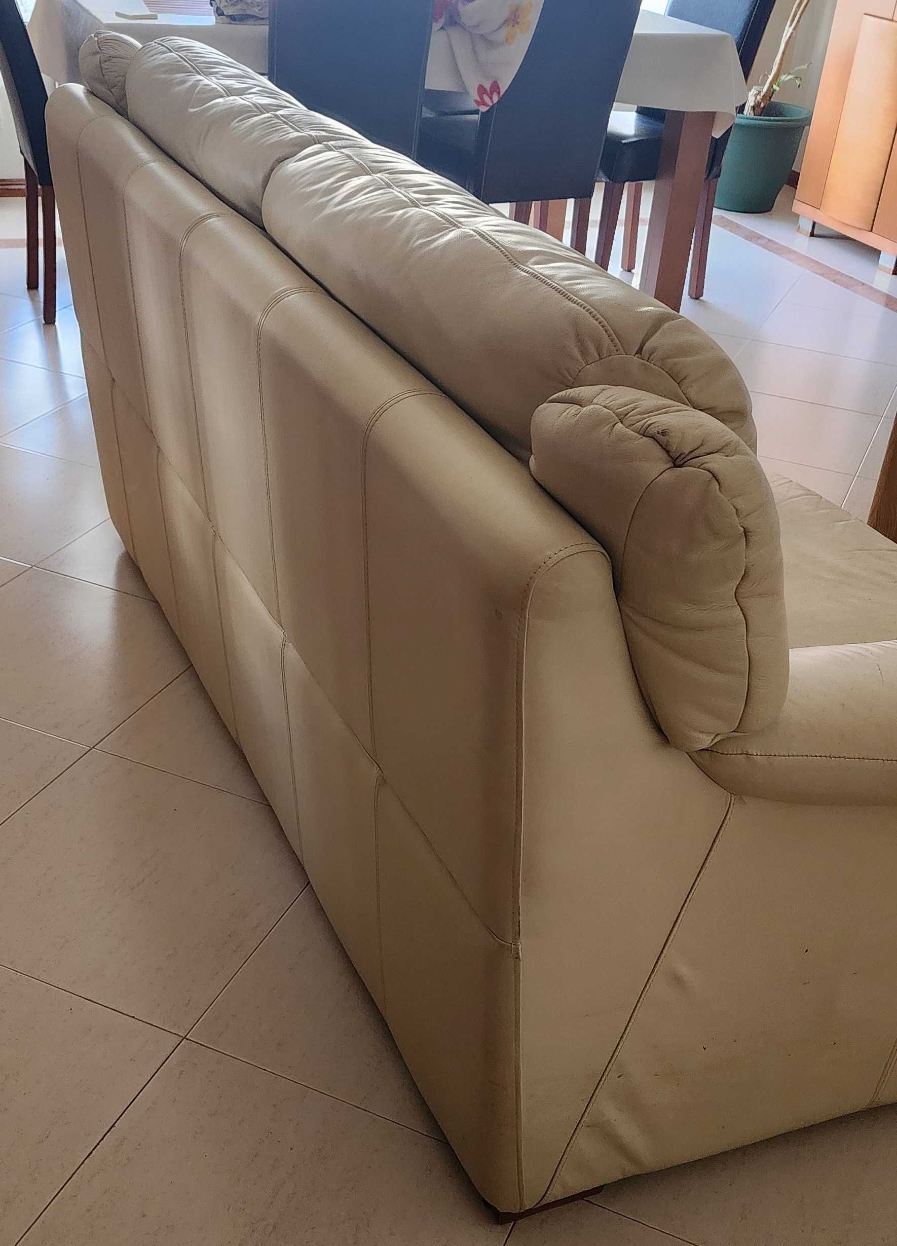 Sofá em pele (cor creme)