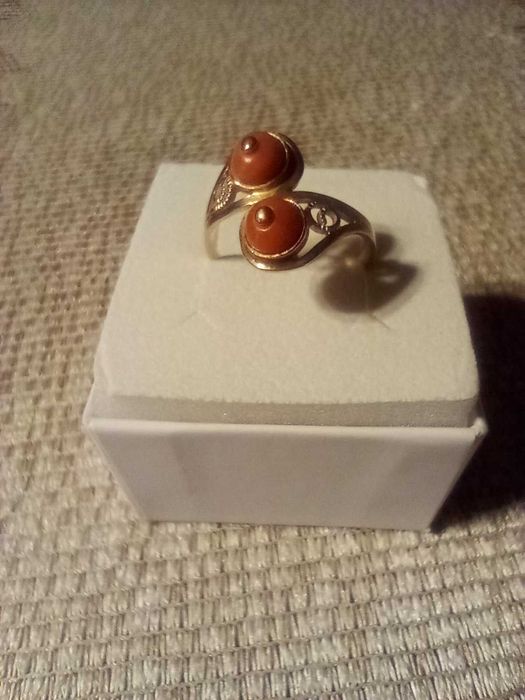 Duży złoty pierścionek z koralem,pierścionek vintage koral antyczny