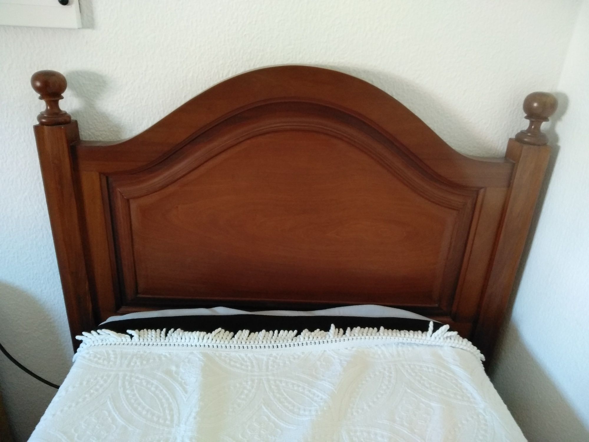 cama individual em mogno