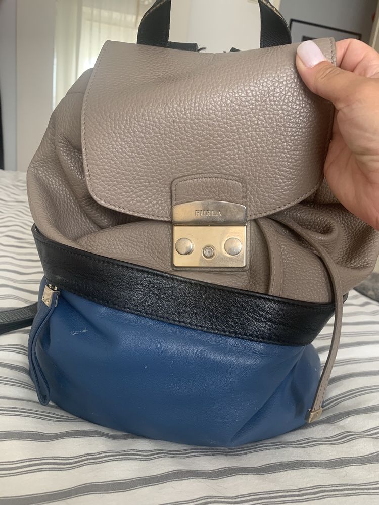 Mochila furla azul e taupe