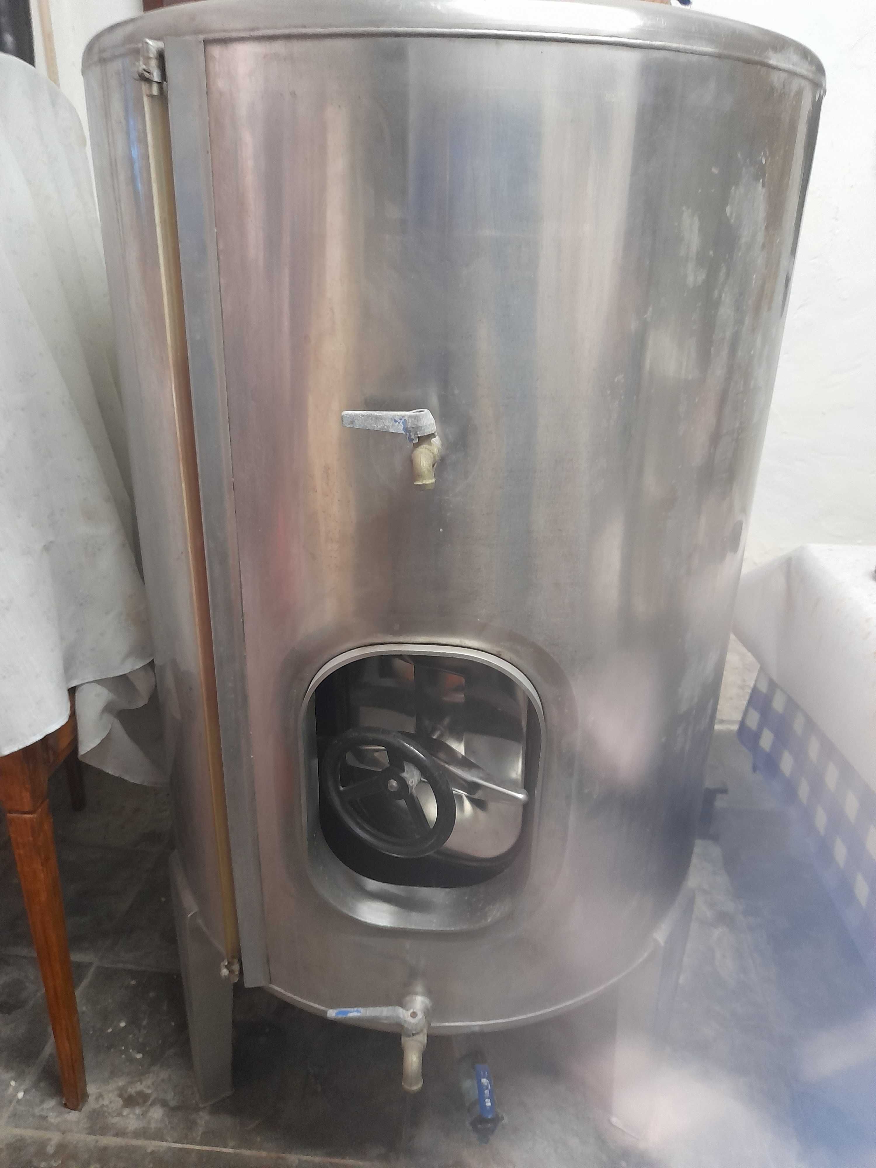 Oportunidade única! Depósito em inox para vinho de 500 litros.
