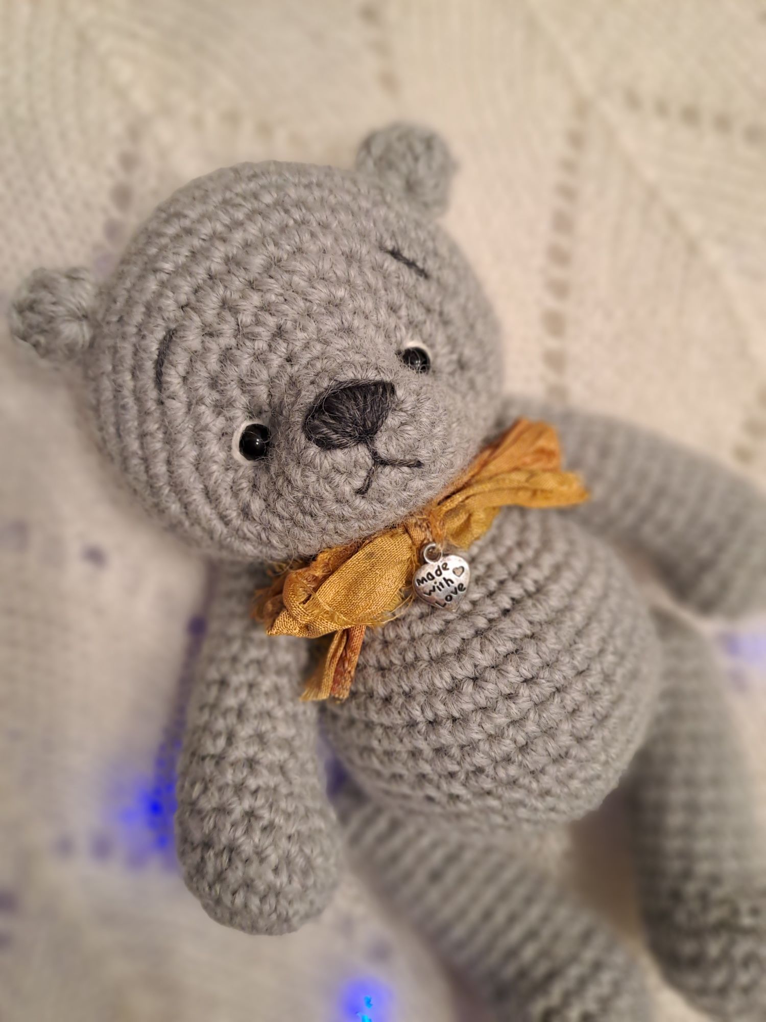 Wełniany miś amigurumi robiony na szydełku, na prezent sesję zdjęciową