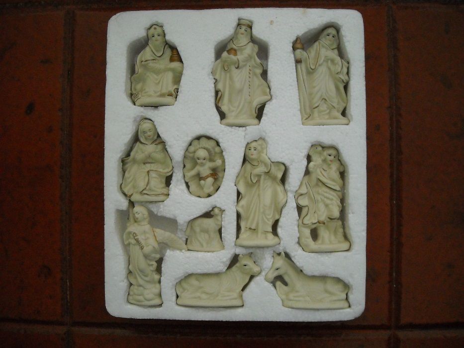 Conjunto de figuras ( 11 ) de presépio de porcelana 9 cm